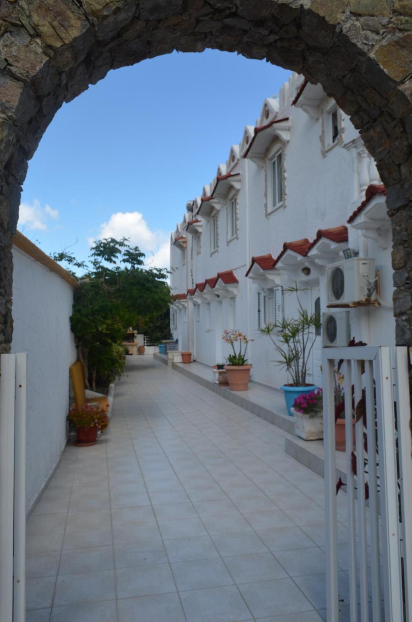 Nikos Studios Ливадия Экстерьер фото